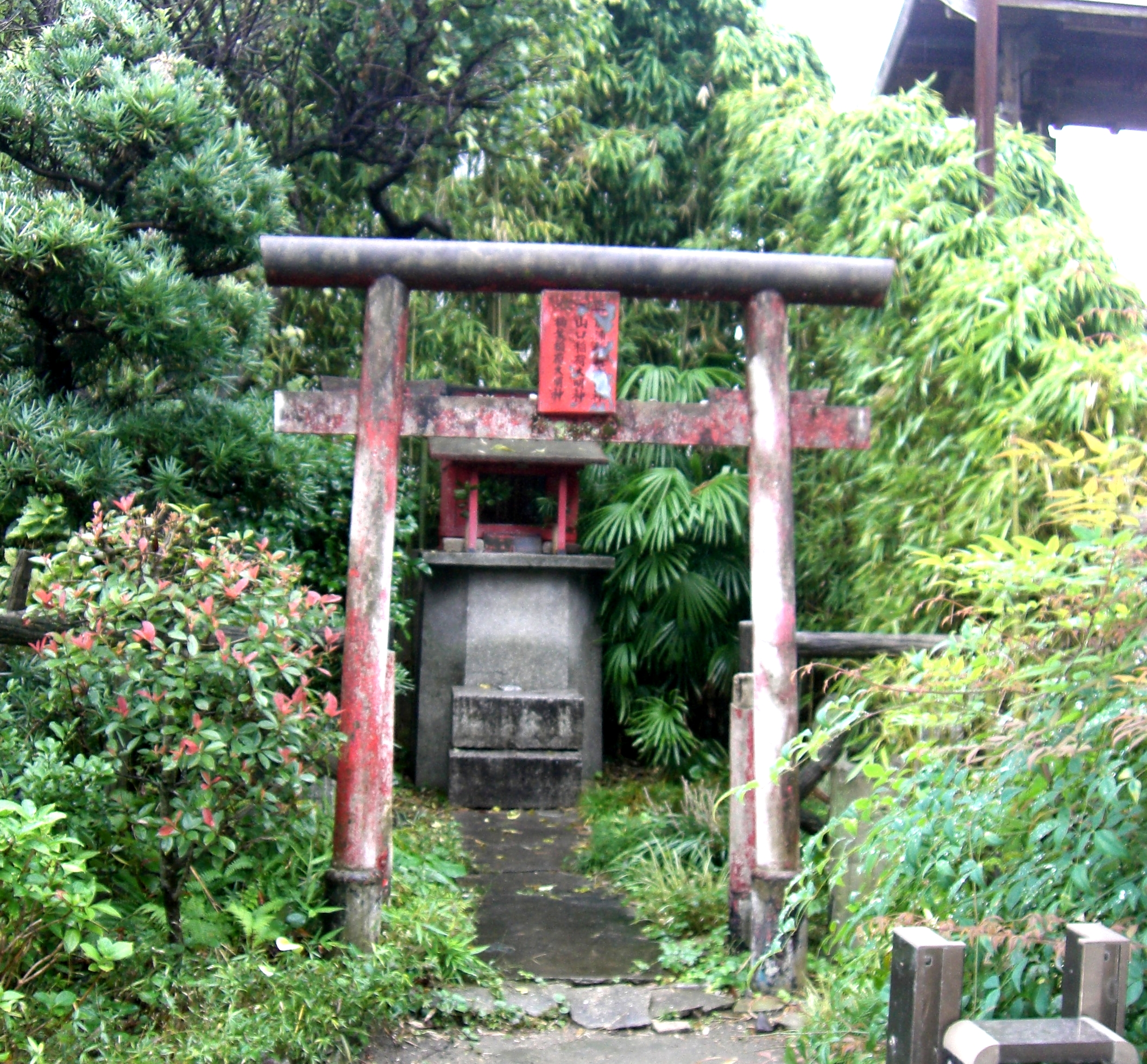 http://gokusho.info/blog/jasmin/newtempl_shrine2.jpg